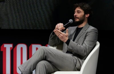 Vanity Fair Stories 2022, Lino Guanciale: «Acea dată, la Veneția, m-am trezit în baie cu Ettore Scola»