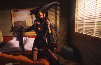 Calendarul Pirelli 2023: muzele Emma Summerton, o punte între realitate și fantezie