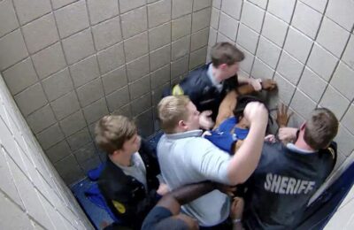 Mai mulți oficiali au bătut cu brutalitate un bărbat de culoare într-o închisoare din Statele Unite