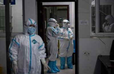 Proteste violente la cea mai mare fabrică de iPhone din China pentru măsurile anti-covid