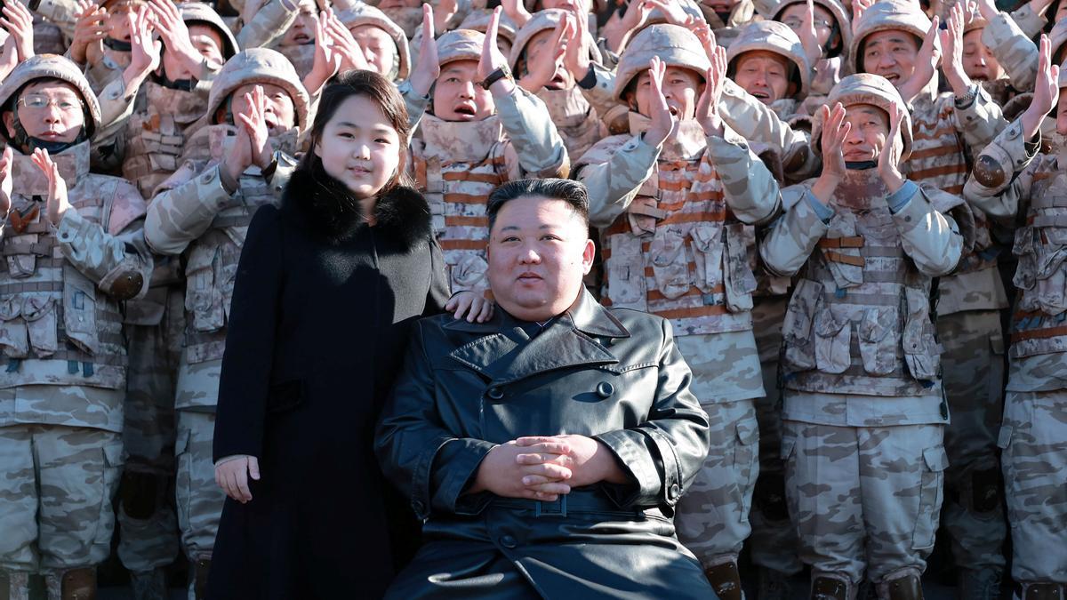 Kim Jong-un reapare împreună cu fiica sa în câteva fotografii publicate de Pionyang