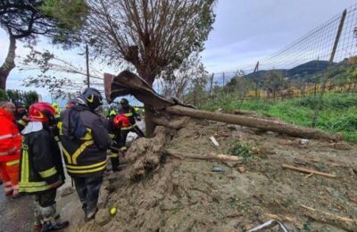 Ei găsesc cadavrul unei fete dispărute în alunecarea de teren a insulei italiene Ischia
