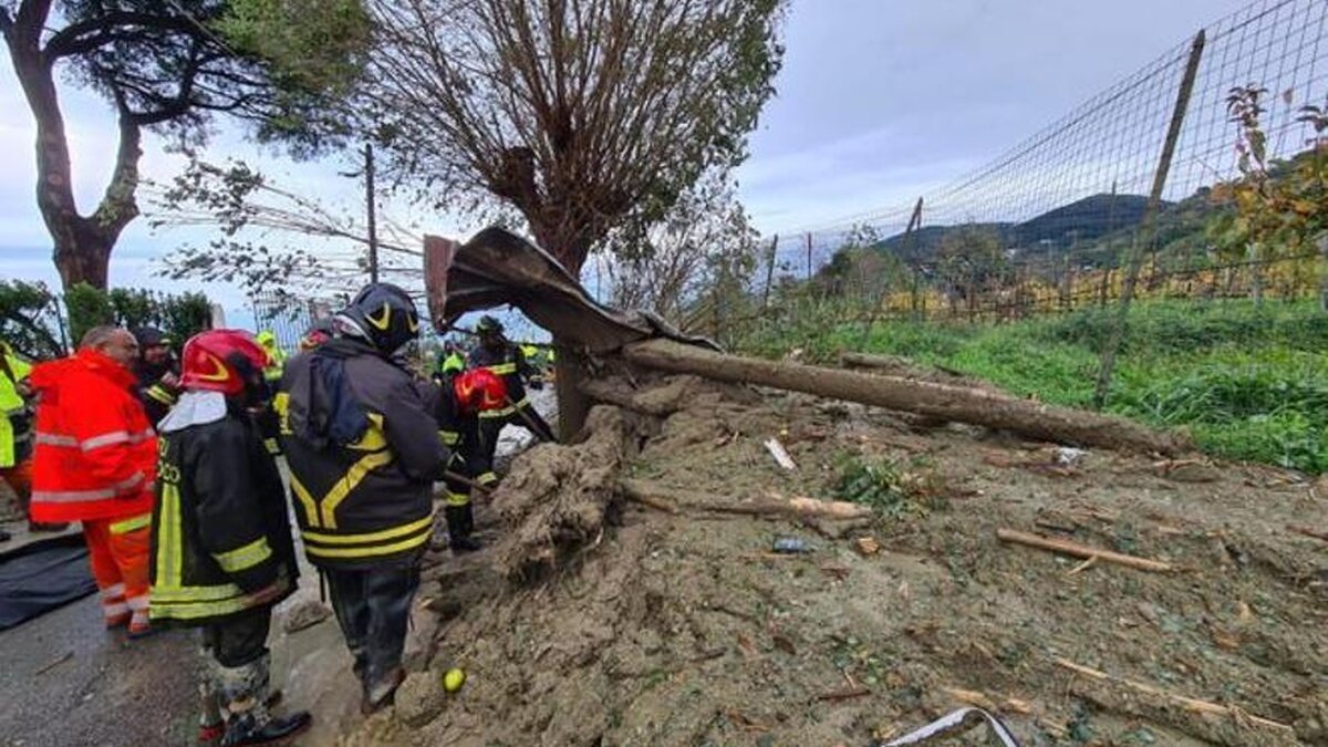 Ei găsesc cadavrul unei fete dispărute în alunecarea de teren a insulei italiene Ischia