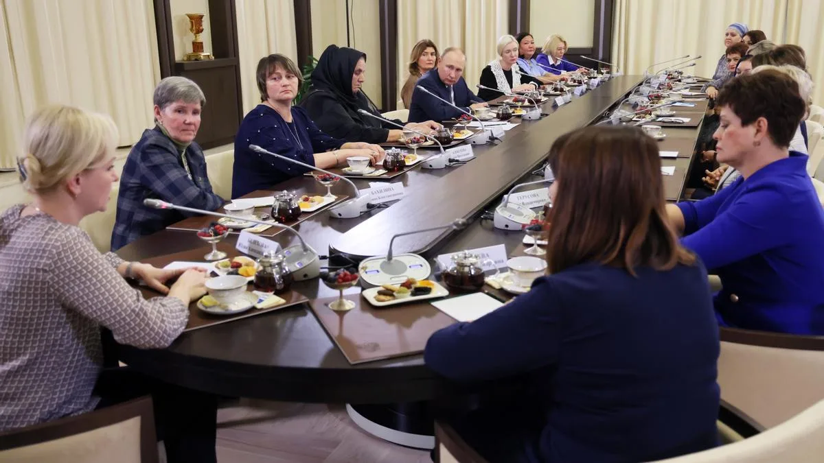 Putin regretă că și-a făcut timp pentru a anexa Donbasul într-o întâlnire cu mamele soldaților