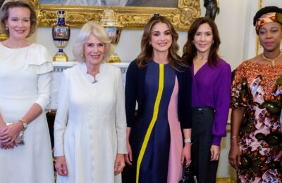 Rania of Jordan și rochia „furată” care blochează culoarea de la Prințesa Beatrice   Vanity Fair Italia