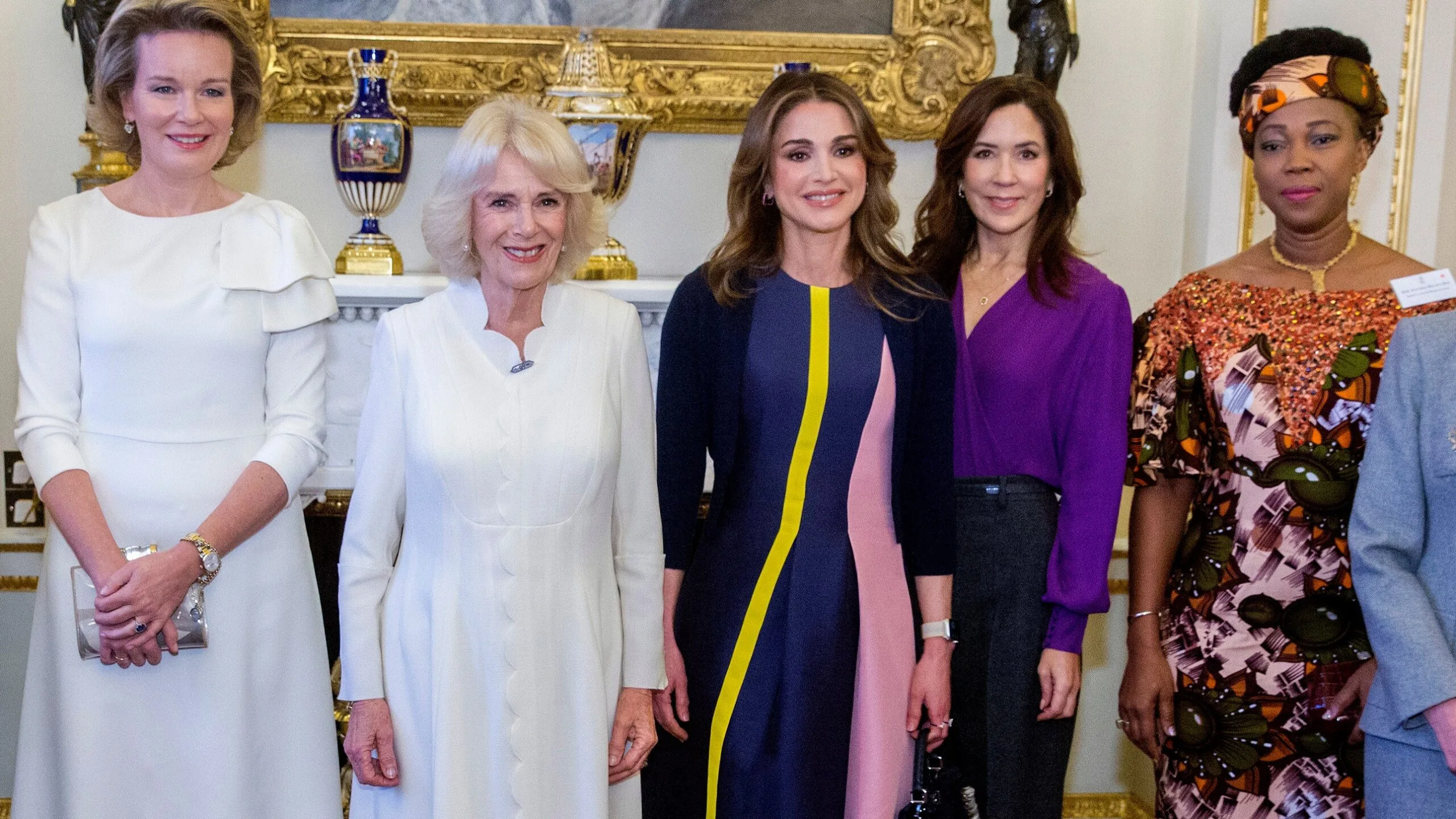 Rania of Jordan și rochia „furată” care blochează culoarea de la Prințesa Beatrice   Vanity Fair Italia
