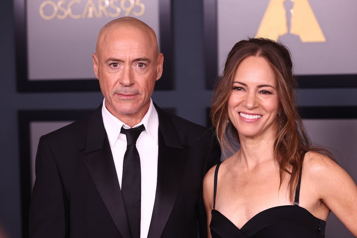Robert Downey Jr. merge chel pe covorul roșu
