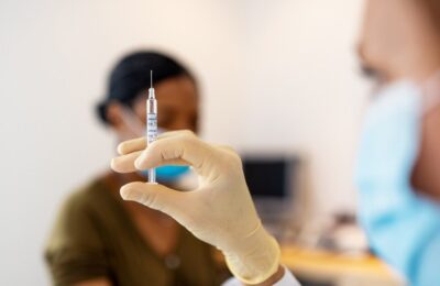 A patra doză: este util să o faci chiar dacă nu ai peste 60 de ani sau la categoria de risc?