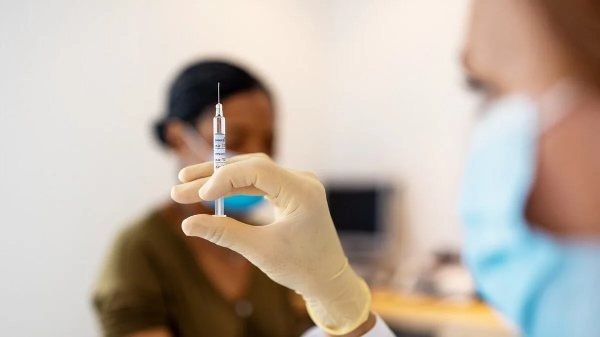 A patra doză: este util să o faci chiar dacă nu ai peste 60 de ani sau la categoria de risc?