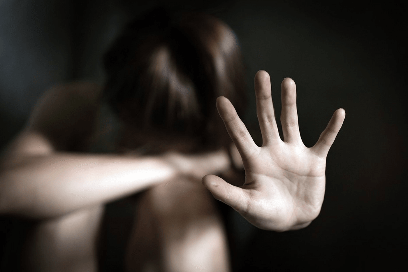 O fată de 15 ani a fost violată, în repetate rânduri, de tatăl ei