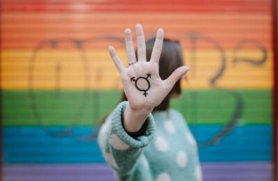 Bruxelles propune ca copiii cuplurilor LGTBI să fie recunoscuți în întreaga UE