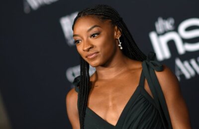Rochia de catifea verde a lui Simone Biles pentru Ajunul Crăciunului
