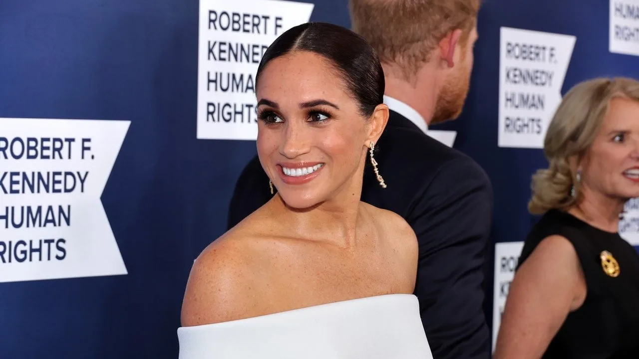 Avocatul lui Meghan Markle acuză palatul de un „război” împotriva ducesei