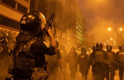 Boluarte declară stare de urgență în zonele de protest și face apel la alegeri anticipate pentru 2024