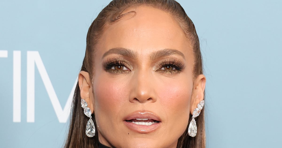 J Lo poartă un crop top cu corset și o fustă din piele cu talie joasă