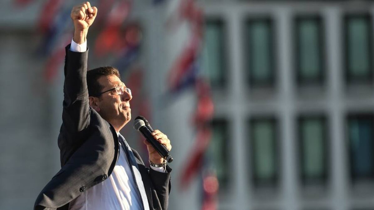 Primarul Istanbulului condamnat la închisoare și exclus din politică pentru insulte ale „idioților”.