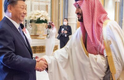 Xi Jingping semnează acorduri de milioane de dolari în Arabia Saudită, din ce în ce mai îndepărtată de Washington