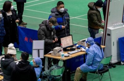 China se luptă cu creșterea infecțiilor cu Covid pe măsură ce controalele sunt ridicate