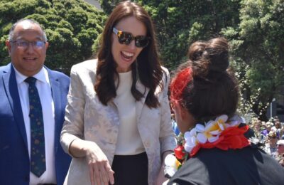 Un microfon o surprinde pe Jacinda Ardern care numește un deputat „pros arogant”