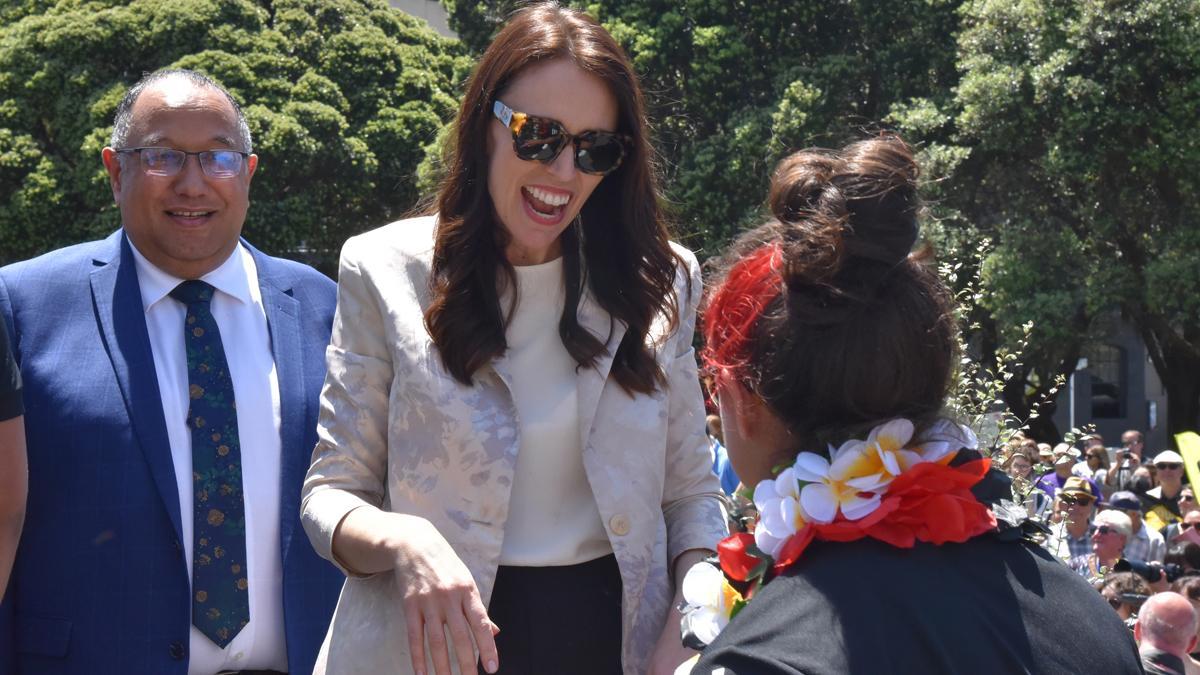 Un microfon o surprinde pe Jacinda Ardern care numește un deputat „pros arogant”