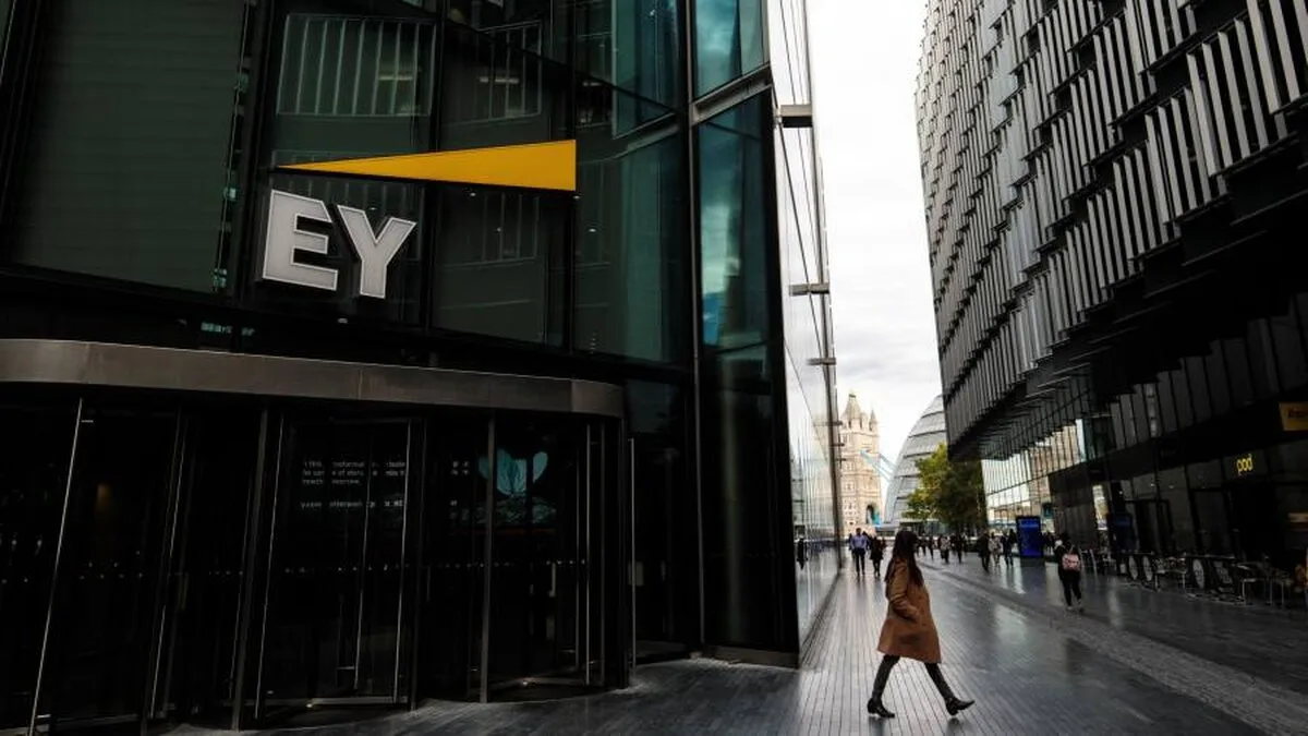 EY reduce costurile pentru a crește profiturile înainte de spin-off-ul planificat