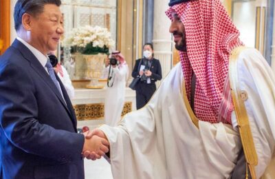 Xi Jingping semnează acorduri de milioane de dolari în Arabia Saudită, din ce în ce mai îndepărtată de Washington