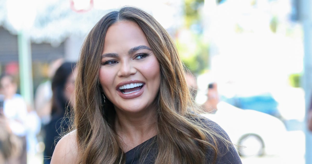 Chrissy Teigen în costumul de baie de luni negru