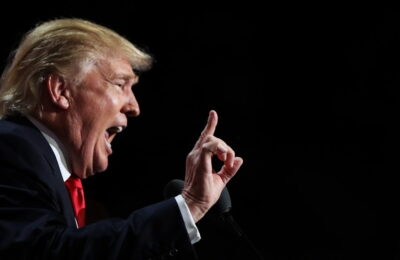 That Sound You Year este Donald Trump care strigă la copiii de la piscina din Mar-a-Lago despre declarațiile lui fiscale și despre posibila pedeapsă cu închisoarea
