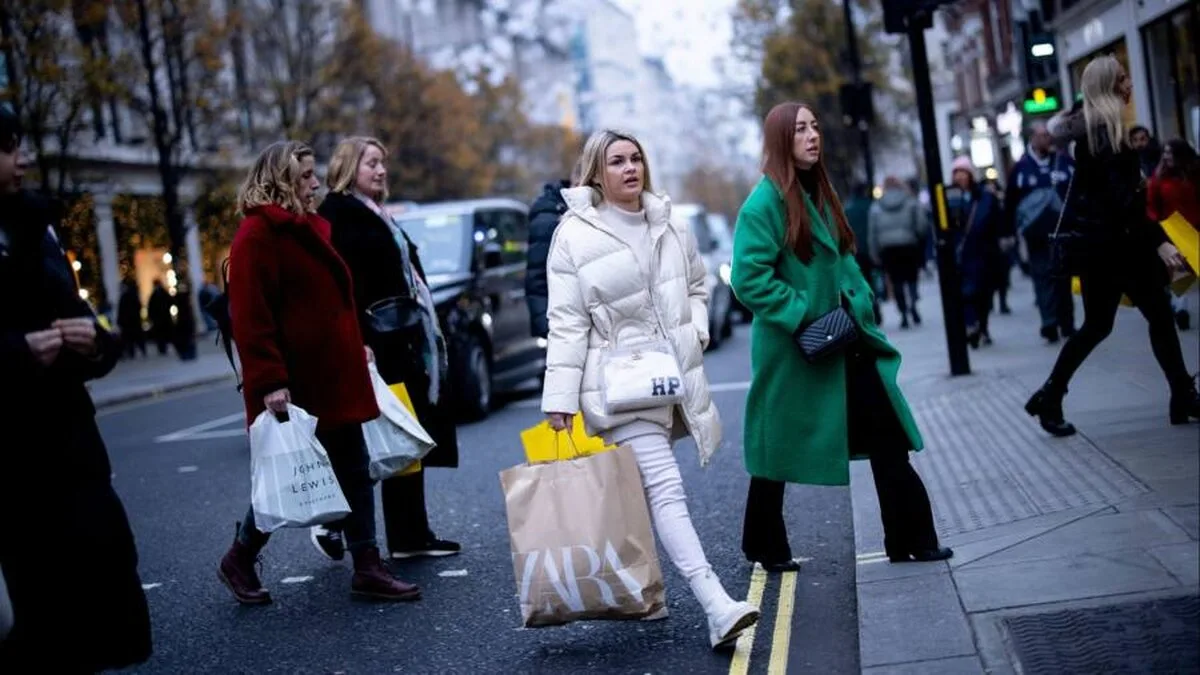 Vânzările cu amănuntul din Marea Britanie au scăzut cu 0,4% în noiembrie, pe fondul crizei costului vieții