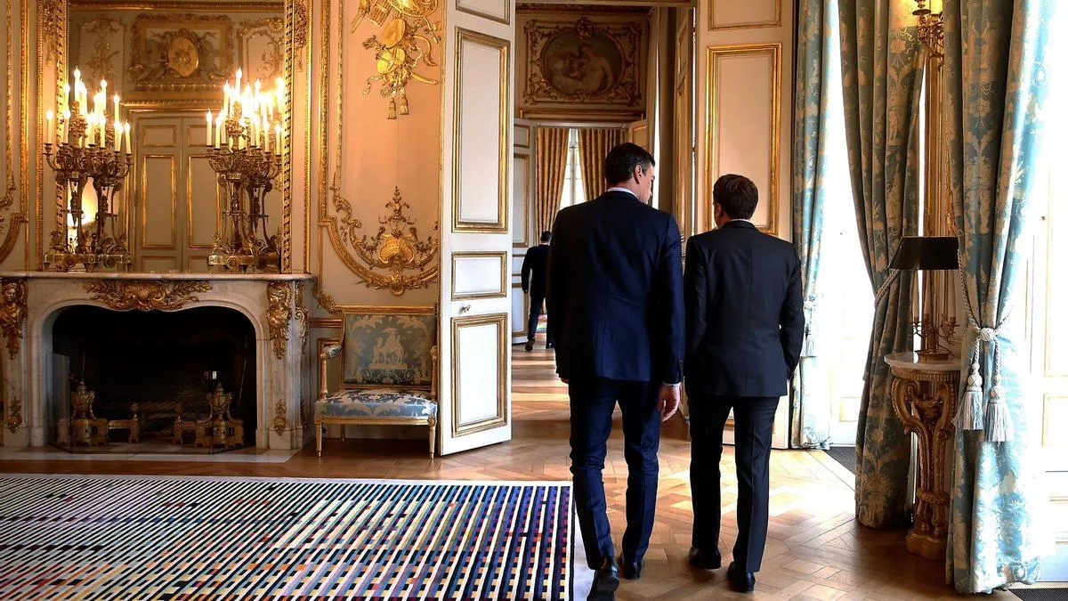 Neliniște în Elysée după ce un tânăr s-a strecurat în biroul lui Macron „pentru a cere un loc de muncă”