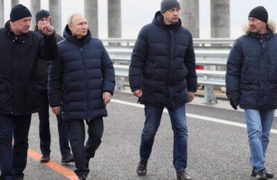 Putin inspectează personal podul din Crimeea avariat de război din Ucraina