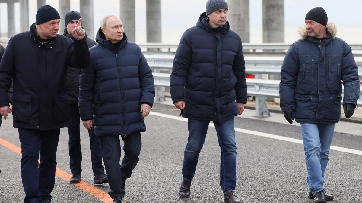 Putin inspectează personal podul din Crimeea avariat de război din Ucraina
