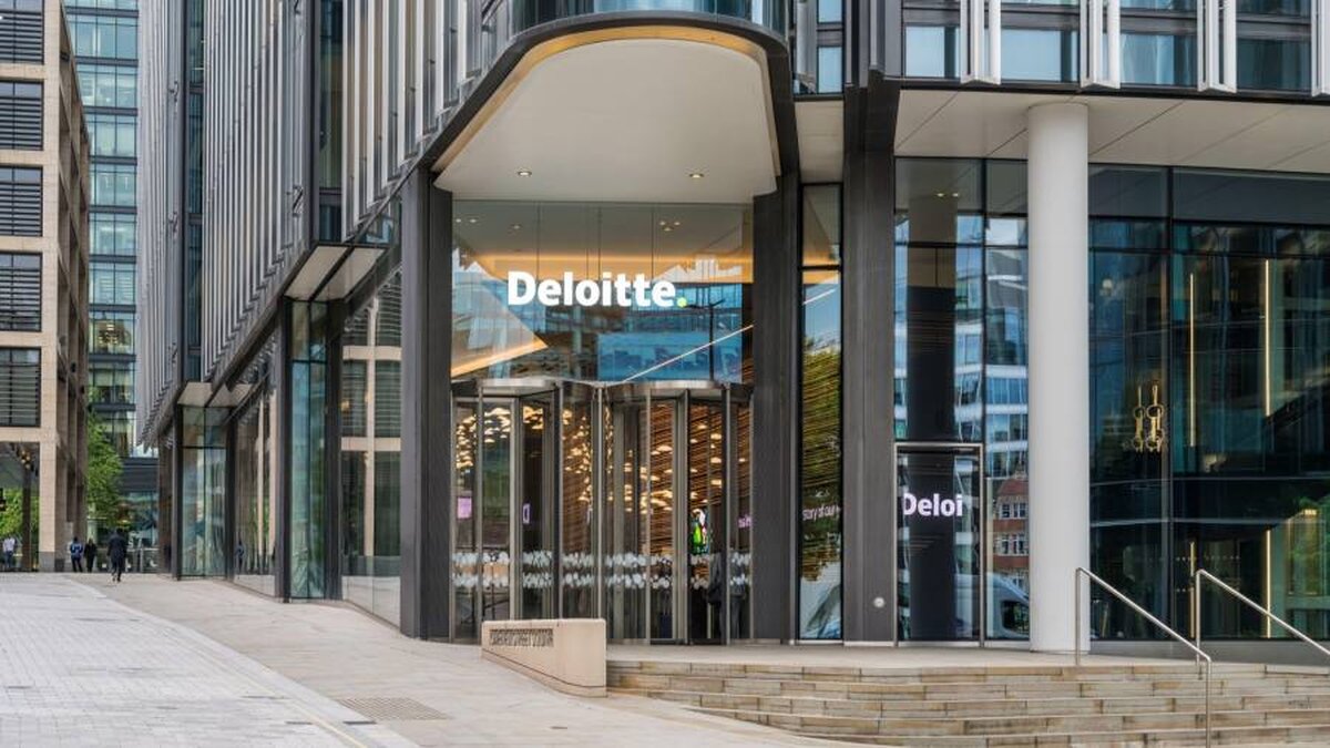 Deloitte scade temperaturile din birourile sale din Marea Britanie cu 2°C pentru a economisi energie