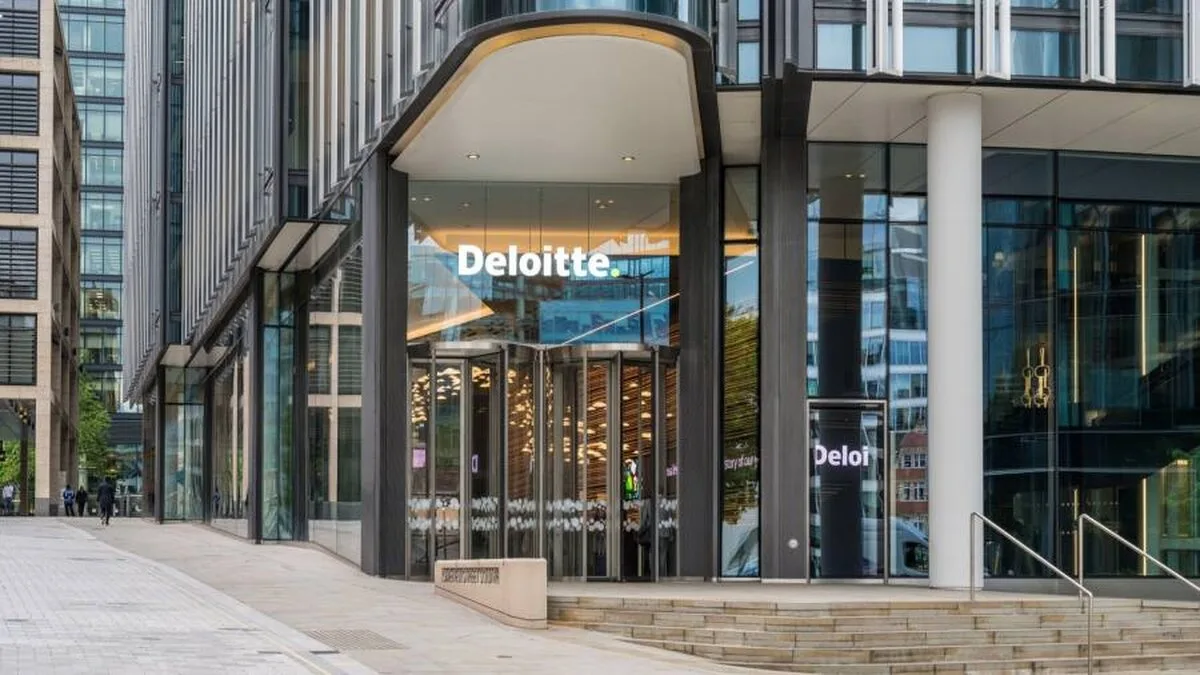 Deloitte scade temperaturile din birourile sale din Marea Britanie cu 2°C pentru a economisi energie