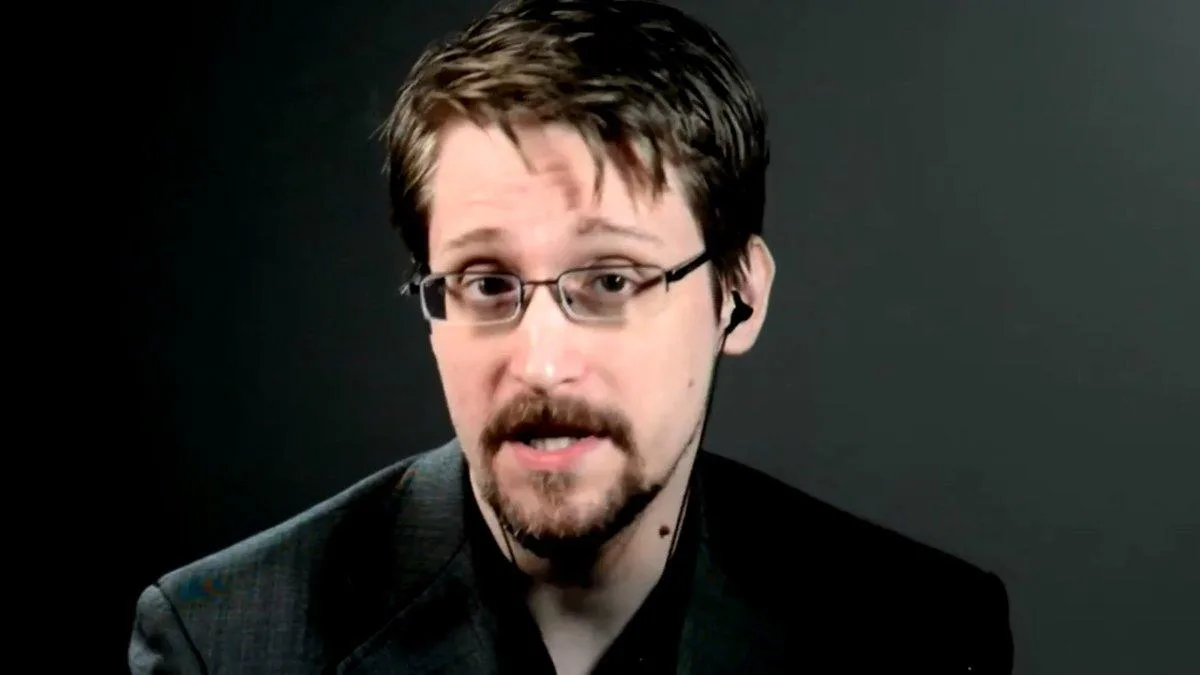 Fostul analist Snowden primește pașaport rusesc