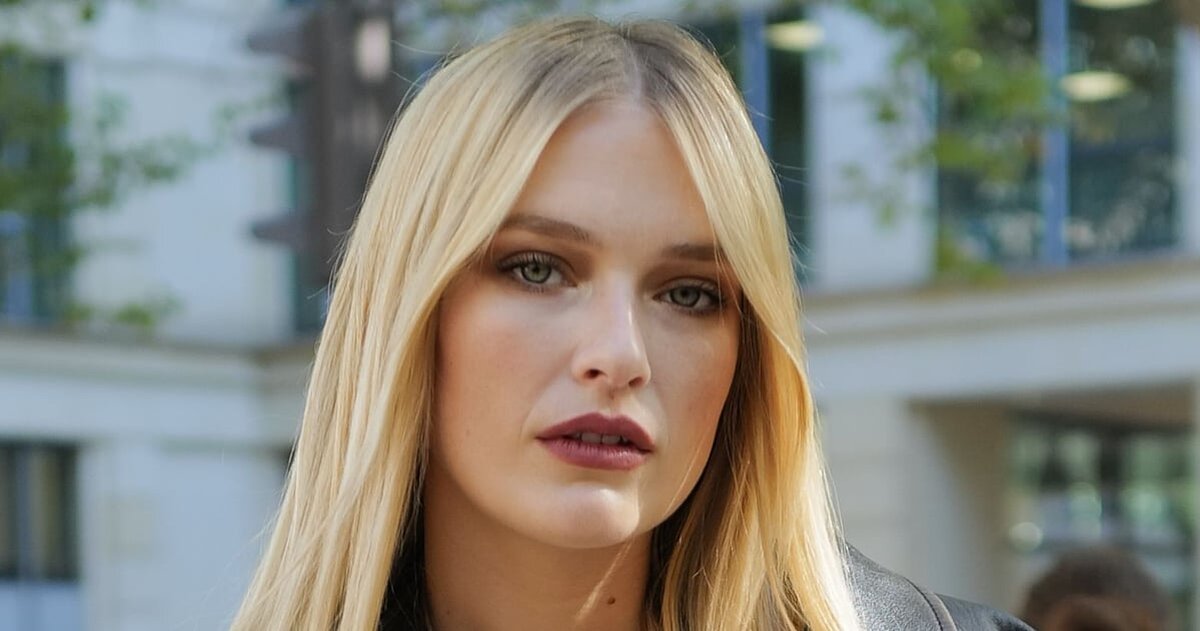 Camille Razat poartă blugi asortați la Good Morning America