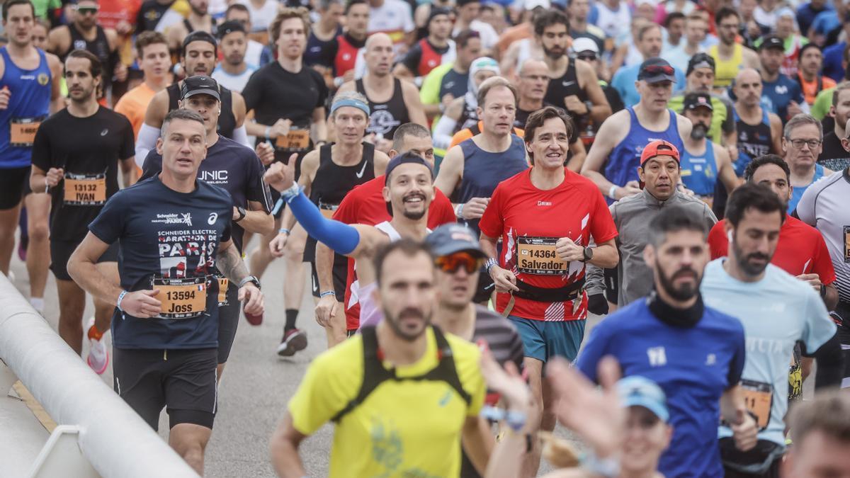 Salvador Illa, unul dintre cei 30.000 de alergători din Maratonul Valencia