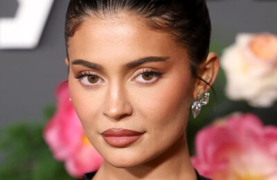 Kylie Jenner poartă un costume negru strălucitor în timpul sărbătorilor