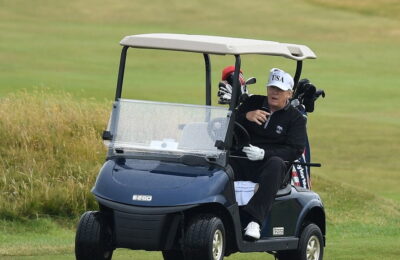Raport: căruciorul de golf al lui Trump a fost modernizat cu un laptop și o imprimantă, astfel încât să poată citi „articole de știri înălțătoare” și „postări online” despre el însuși