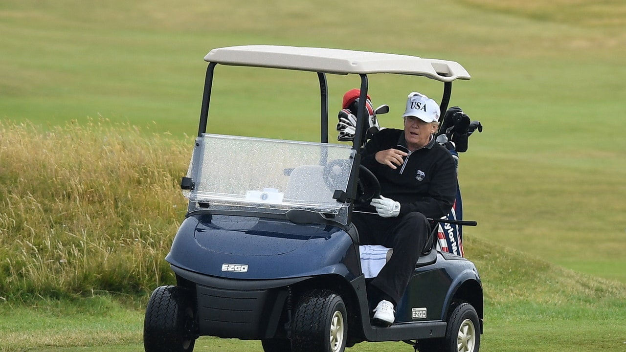 Raport: căruciorul de golf al lui Trump a fost modernizat cu un laptop și o imprimantă, astfel încât să poată citi „articole de știri înălțătoare” și „postări online” despre el însuși