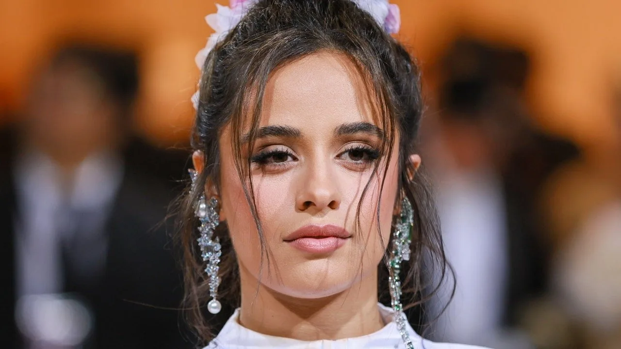 Camila Cabello este în epoca ei de miercuri cu ruj negru și piercing fals în punte – vezi imagini
