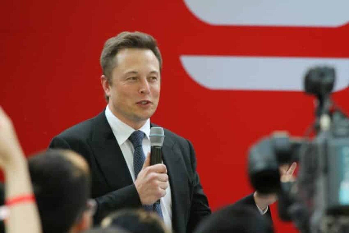Elon Musk trimite e-mail personalului în timp ce acțiunile Tesla ating cel mai mic nivel din doi ani