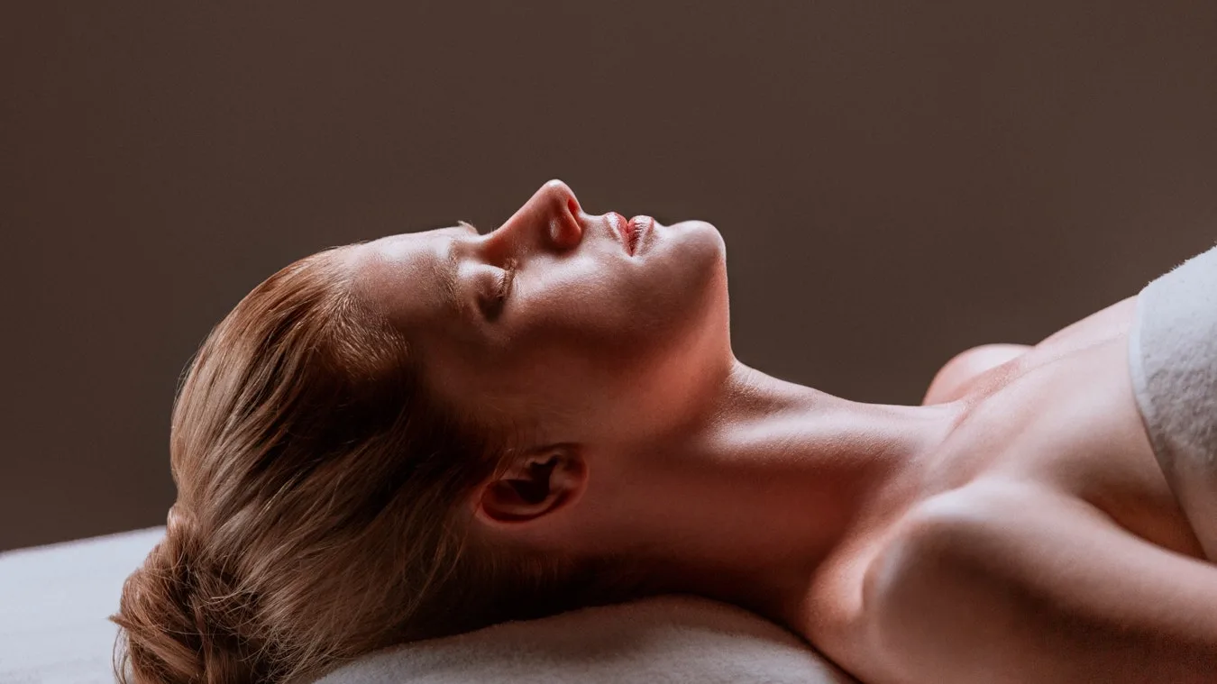 Tratamentul facial anti-îmbătrânire care exploatează beneficiile tehnologiei LED   Vanity Fair Italia
