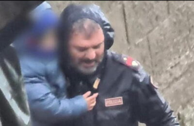 Ischia, fotografia virală a polițistului și a fetiței