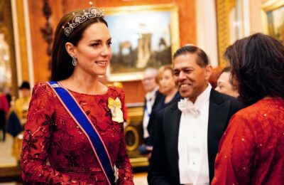 Kate Middleton în roșu de Crăciun pentru recepția la Palatul Buckingham   Vanity Fair Italia