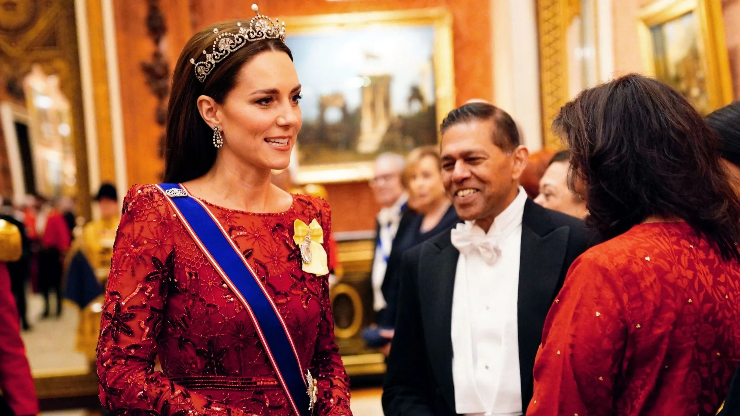 Kate Middleton în roșu de Crăciun pentru recepția la Palatul Buckingham   Vanity Fair Italia