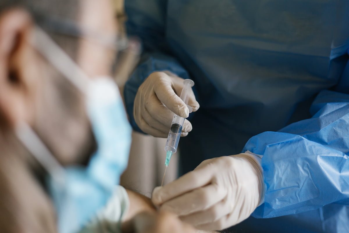 UE, OMS și ECDC: „Vaccinarea salvează vieți”