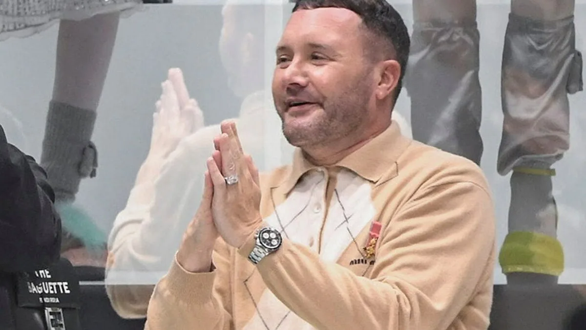 Kim Jones, care proiectează Dior și Fendi.  Dar ea poartă Miu Miu
