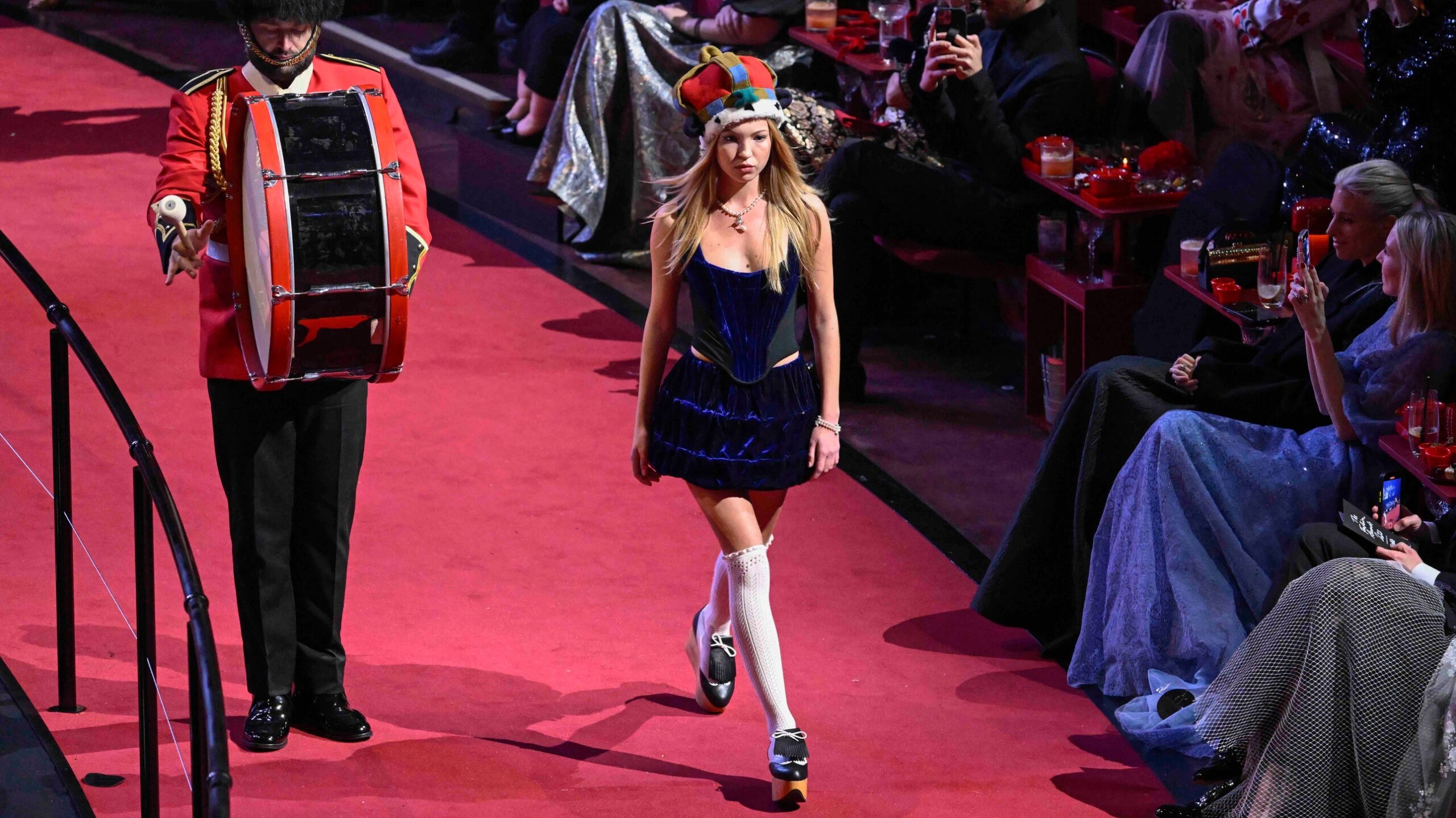Lila Moss, omagiu adus Reginei Elisabeta (complet cu coroana) la British Fashion Awards   Vanity Fair Italia