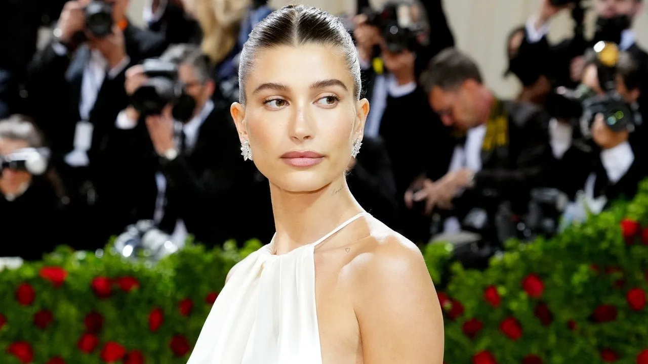Hailey Bieber a numit „Unghiile glazurate din trestie de bomboane” cea mai mare tendință de manichiură de sărbători – vezi fotografiile